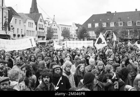Plus de 10 000 adversaires de l'énergie nucléaire et des armes nucléaires ont manifesté pour leurs objectifs sur 25.10.1980 à Lingen, Allemagne, Europe Banque D'Images