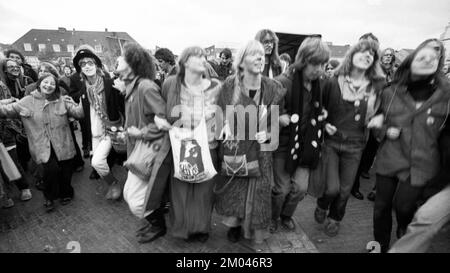 Plus de 10 000 adversaires de l'énergie nucléaire et des armes nucléaires ont manifesté pour leurs objectifs sur 25.10.1980 à Lingen, Allemagne, Europe Banque D'Images