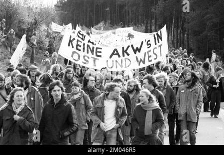 Plus de 10 000 adversaires de l'énergie nucléaire et des armes nucléaires ont manifesté pour leurs objectifs sur 25.10.1980 à Lingen, Allemagne, Europe Banque D'Images