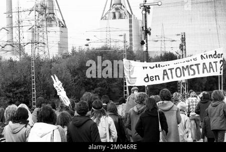 Plus de 10 000 adversaires de l'énergie nucléaire et des armes nucléaires ont manifesté pour leurs objectifs sur 25.10.1980 à Lingen, Allemagne, Europe Banque D'Images