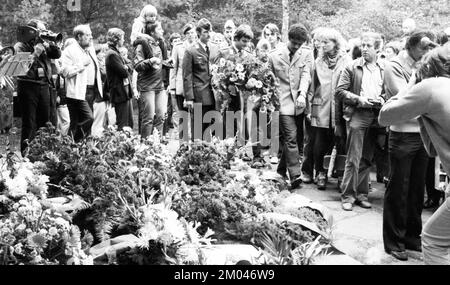 L'hommage rendu aux victimes de la guerre nazie à Graeberfeld, parmi lesquels de nombreux soldats de l'Armée rouge de l'URSS, à l'occasion de la Journée anti-guerre Banque D'Images
