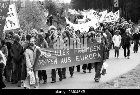 Plus de 10 000 adversaires de l'énergie nucléaire et des armes nucléaires ont manifesté pour leurs objectifs sur 25.10.1980 à Lingen, Allemagne, Europe Banque D'Images