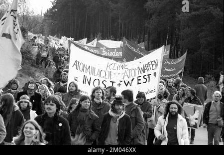 Plus de 10 000 adversaires de l'énergie nucléaire et des armes nucléaires ont manifesté pour leurs objectifs sur 25.10.1980 à Lingen, Allemagne, Europe Banque D'Images