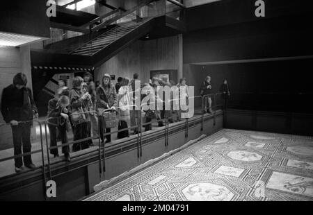 Dans le cadre du cours latin, cette classe du Max-Planck-Gymnasium de Dortmund a visité le Musée Romano-Germanique et la cathédrale de Cologne le 19 janvier Banque D'Images