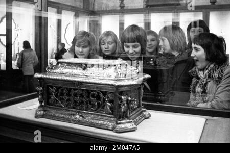 Dans le cadre du cours latin, cette classe du Max-Planck-Gymnasium de Dortmund a visité le Musée Romano-Germanique et la cathédrale de Cologne le 19 janvier Banque D'Images