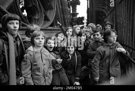 Dans le cadre du cours latin, cette classe du Max-Planck-Gymnasium de Dortmund a visité le musée Roemisch-Germanisches et la cathédrale de Cologne à Colo Banque D'Images