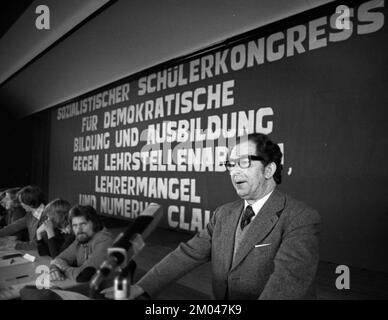 Le congrès étudiant Education démocratique de la jeunesse socialiste allemande des travailleurs (SDAJ) orientée vers le DKP, le 01.03.1975 à Brême. Hermann Gauthier, allemand Banque D'Images