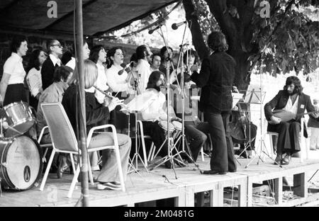 La discussion, le chant et la danse devraient rapprocher les autochtones et les migrants - selon les organisateurs de la Kemnade - ici en 1975 sur 28.06.1975 Banque D'Images