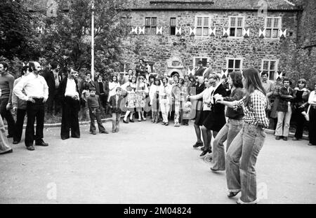 La discussion, le chant et la danse devraient rapprocher les autochtones et les migrants - selon les organisateurs de la Kemnade - ici en 1975 sur 28.06.1975 Banque D'Images