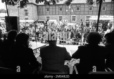 La discussion, le chant et la danse devraient rapprocher les autochtones et les migrants - selon les organisateurs de la Kemnade - ici en 1975 sur 28.06.1975 Banque D'Images