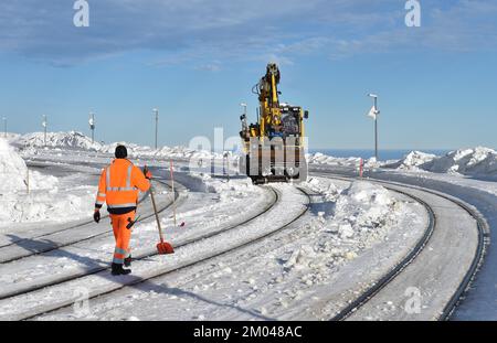 La pelle hydraulique bidirectionnelle libère les pistes de neige à la gare de Brocken, dans les montagnes du Harz, en Saxe-Anhalt, en Allemagne, en Europe Banque D'Images