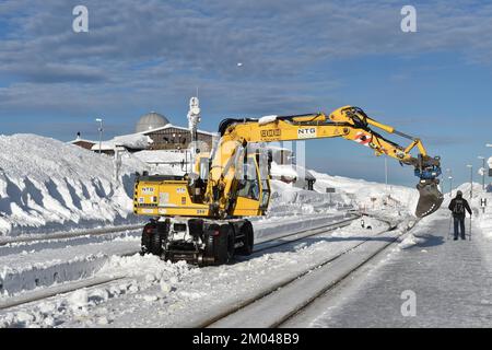 La pelle hydraulique bidirectionnelle libère les pistes de neige à la gare de Brocken, dans les montagnes du Harz, en Saxe-Anhalt, en Allemagne, en Europe Banque D'Images