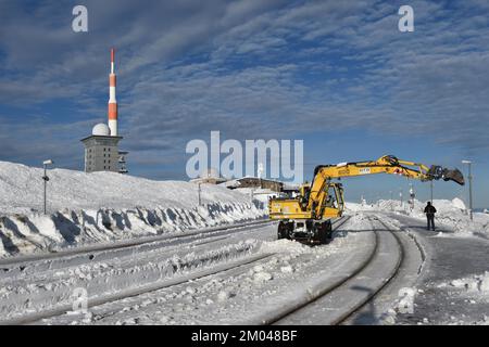 La pelle hydraulique bidirectionnelle libère les pistes de neige à la gare de Brocken, dans les montagnes du Harz, en Saxe-Anhalt, en Allemagne, en Europe Banque D'Images