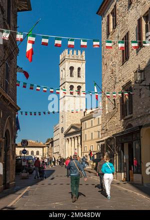 Torre del Popolo et l'église de Santa Maria sopra Minerva, Piazza del Comune, Assise, Ombrie, Italie, Europe Banque D'Images