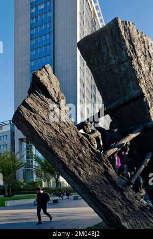 Monument des mineurs Steep Storage, sculpteur Max Kratz, devant Evonik Industies AG, Essen, région de la Ruhr, Rhénanie-du-Nord-Westphalie, Allemagne, Europe Banque D'Images