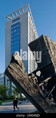 Monument des mineurs Steep Storage, sculpteur Max Kratz, devant Evonik Industies AG, Essen, région de la Ruhr, Rhénanie-du-Nord-Westphalie, Allemagne, Europe Banque D'Images