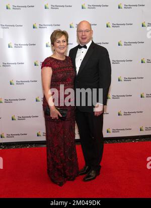 Deborah Rutter, présidente du John F. Kennedy Centre for the Performing Arts et son mari, Peter Ellefson, arrivent pour le dîner de l'artiste officiel en l'honneur des récipiendaires des prix annuels 45th du Kennedy Centre au département d'État de Washington, DC, samedi, 3 décembre 2022. Les 2022 lauréats sont : l'acteur et réalisateur George Clooney ; l'auteur-compositeur-compositeur-interprète contemporain chrétien et pop Amy Grant ; le chanteur légendaire de Soul, Gospel, R&B et pop Gladys Knight ; le compositeur, chef d'orchestre et éducateur américain d'origine cubaine Tania León ; et le célèbre groupe rock irlandais U2, composé de membres du groupe Bo Banque D'Images