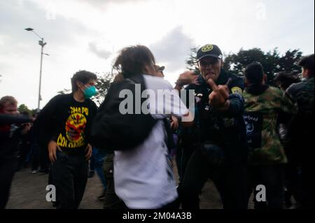 Bogota, Colombie. 03rd décembre 2022. Les concertgoers moush-pit lors du troisième jour du retour du festival de musique 'Rock al Parque', le plus grand festival de rock d'amérique latine et le troisième plus grand festival de rock du monde, à Bogota, Colombie, novembre 3 décembre 2022. (Photo par Sebastian Barros/NurPhoto) crédit: NurPhoto/Alay Live News Banque D'Images