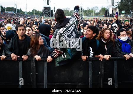 Bogota, Colombie. 03rd décembre 2022. Un concertgoer chante pendant le troisième jour du retour du festival de musique 'Rock al Parque', le plus grand festival de rock d'amérique latine et le troisième plus grand festival de rock du monde, à Bogota, Colombie, novembre 3 décembre 2022. (Photo par Sebastian Barros/NurPhoto) crédit: NurPhoto/Alay Live News Banque D'Images