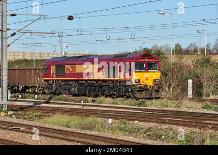 LA locomotive diesel DB de classe 66 n° 66200 se trouve à la tête d'une ligne de wagons de marchandises au nord de la station de Peterborough, Cambridgeshire, E Banque D'Images