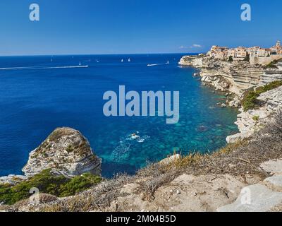 La ville de Bonifacio est située sur une falaise blanche, entourée par les eaux turquoise de la mer méditerranée sur l'île de Corse, en France Banque D'Images