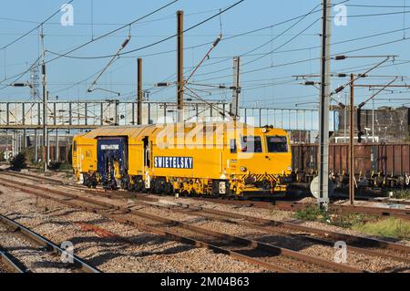 Véhicule d'autosurveillance de ballast de rail Swietelsky à Peterborough, Cambridgeshire, Angleterre, Royaume-Uni Banque D'Images