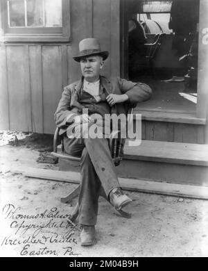 Thomas Alva Edison, 1847-1931, portrait pleine longueur, assis dans une chaise pivotante à l'extérieur du bureau, face à gauche 1895 Banque D'Images