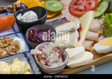 Buffet pour le déjeuner ou le petit déjeuner avec divers ingrédients comme de la charcuterie, du fromage, de la confiture de fruits et plus encore, sélection, champ étroit Banque D'Images