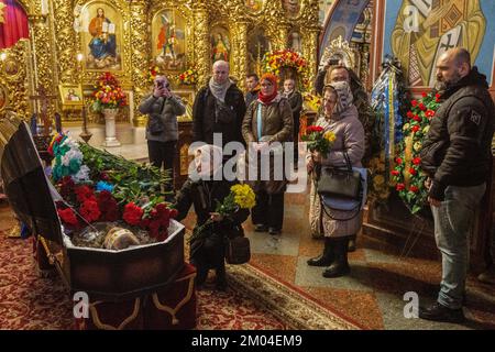 Kiev, Ukraine. 26th novembre 2022. Des parents, des amis et des frères d'armes pleurent près du cercueil avec le corps du militaire ukrainien Valerii Krasnyan avec les barres de pseudonyme, qui sont morts dans des batailles avec l'armée russe, lors d'une cérémonie d'adieu à Kiev. Selon les autorités ukrainiennes, plus de 10 000 soldats ukrainiens sont morts dans des combats avec l'armée russe en 2022. Crédit : SOPA Images Limited/Alamy Live News Banque D'Images