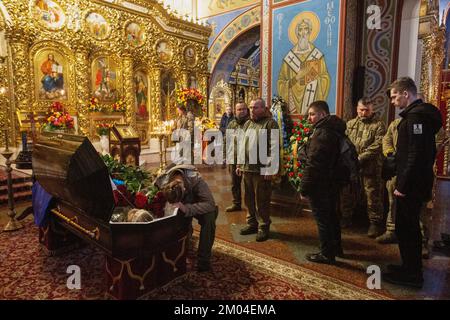 Kiev, Ukraine. 26th novembre 2022. Des parents, des amis et des frères d'armes pleurent près du cercueil avec le corps du militaire ukrainien Valerii Krasnyan avec les barres de pseudonyme, qui est mort dans des batailles avec l'armée russe, lors d'une cérémonie d'adieu à Kiev. Selon les autorités ukrainiennes, plus de 10 000 soldats ukrainiens sont morts dans des combats avec l'armée russe en 2022. Crédit : SOPA Images Limited/Alamy Live News Banque D'Images