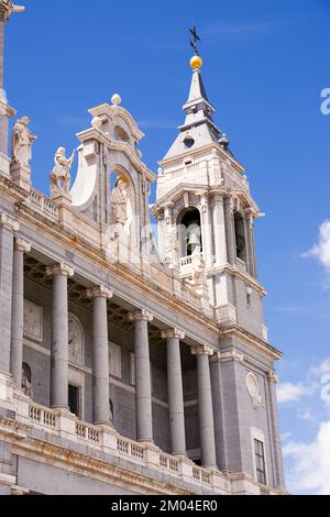 Clocher et dôme de la cathédrale Santa Maria la Real de la Almudena à Madrid Banque D'Images