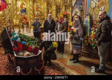 Kiev, Ukraine. 26th novembre 2022. Des parents, des amis et des frères d'armes pleurent près du cercueil avec le corps du militaire ukrainien Valerii Krasnyan avec les barres de pseudonyme, qui sont morts dans des batailles avec l'armée russe, lors d'une cérémonie d'adieu à Kiev. Selon les autorités ukrainiennes, plus de 10 000 soldats ukrainiens sont morts dans des combats avec l'armée russe en 2022. (Photo par Oleksii Chumachenko/SOPA Images/Sipa USA) crédit: SIPA USA/Alay Live News Banque D'Images