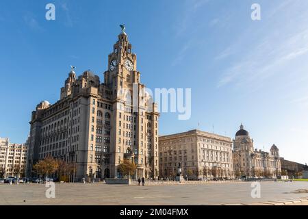 Liverpool, Royaume-Uni: Royal Liver Building, Cunard Building, et Port of Liverpool Building, connu sous le nom de Three Graces, sur le front de mer de la ville Banque D'Images