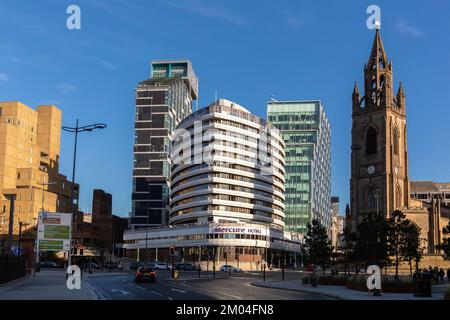 Liverpool, Royaume-Uni : Mercure Atlantic Tower Hotel and Church of Our Lady and Saint Nicholas Banque D'Images