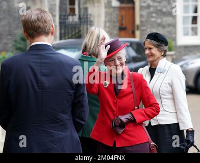 La reine Margrethe II du Danemark fait la vague aux adeptes lorsqu'elle visite l'église danoise de St Katharine à Camden, pour un service d'église de célébration pour honorer son Jubilé d'or après son accession au trône sur 14 janvier 1972. Date de la photo: Dimanche 4 décembre 2022. Banque D'Images