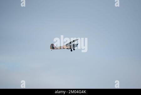 TW511 Auster 5 G-APAF avion de liaison et d'observation de l'armée d'époque montant dans un ciel bleu gris d'automne, Wiltshire UK Banque D'Images