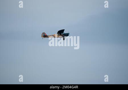 TW511 Auster 5 G-APAF avion de liaison et d'observation de l'armée d'époque montant dans un ciel bleu gris d'automne, Wiltshire UK Banque D'Images