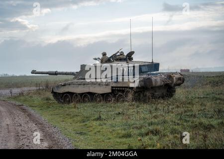 Armée britannique Challenger II 2 FV4034, principal char de combat en pleine campagne, lors d'un exercice militaire dans le Wiltshire au Royaume-Uni Banque D'Images