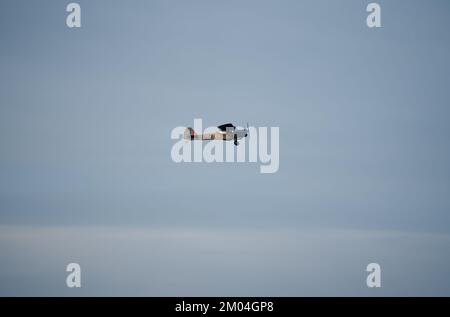 TW511 Auster 5 G-APAF avion de liaison et d'observation de l'armée d'époque montant dans un ciel bleu gris d'automne, Wiltshire UK Banque D'Images