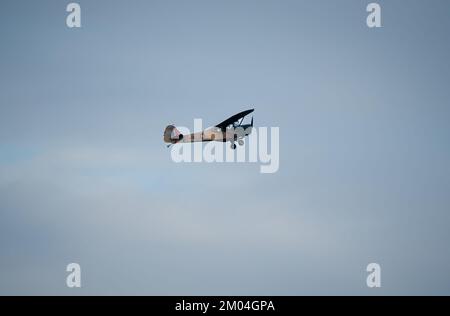 TW511 Auster 5 G-APAF avion de liaison et d'observation de l'armée d'époque montant dans un ciel bleu gris d'automne, Wiltshire UK Banque D'Images