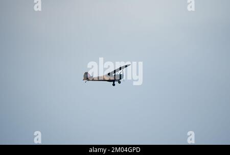 TW511 Auster 5 G-APAF avion de liaison et d'observation de l'armée d'époque montant dans un ciel bleu gris d'automne, Wiltshire UK Banque D'Images