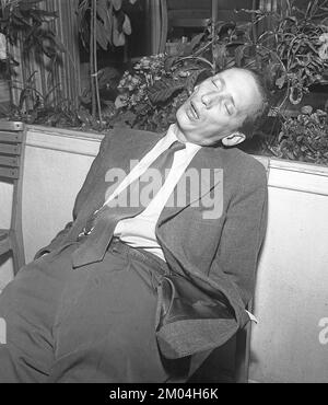 Avoir une sieste dans le 1950s. Un homme s'est endormi et ne sait pas que la photo est prise. Suède 1951Kristoffersson réf. BB29-12 Banque D'Images