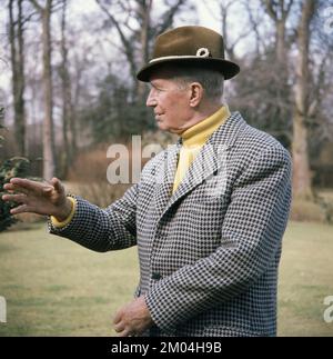 Maurice Chevalier. Acteur français 1888-1972. Photographié chez lui en France 1964 Roland Palm ref 5:33:01 Banque D'Images