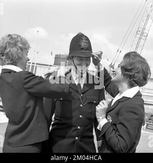 Être un bobby dans le 1960s. L'exposition britannique à Stockholm du 18 mai au 3 juin 1962. Un homme en uniforme de police britannique a les détails vus par deux femmes. Suède 1962 Banque D'Images