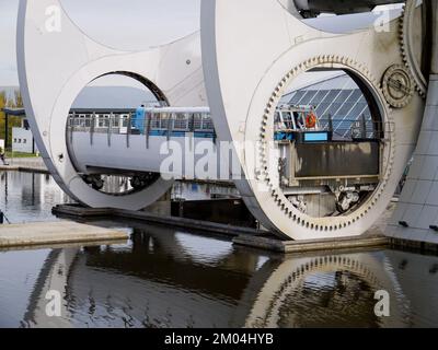 Falkirk Wheel, Écosse. Pris le 12 octobre 2009. Ascenseur pour transporter les bateaux jusqu'au niveau suivant. Ascenseur pour bateau sur le canal. Banque D'Images