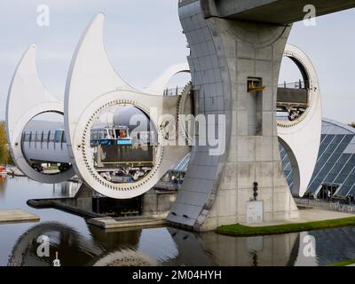 Falkirk Wheel, Écosse. Pris le 12 octobre 2009. Ascenseur pour transporter les bateaux jusqu'au niveau suivant. Ascenseur pour bateau sur le canal. Banque D'Images