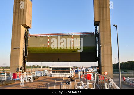 Rilland, pays-Bas - août 2022 : bateau de croisière sur la rivière passant sous la lourde porte en acier d'une grande écluse de canal Banque D'Images