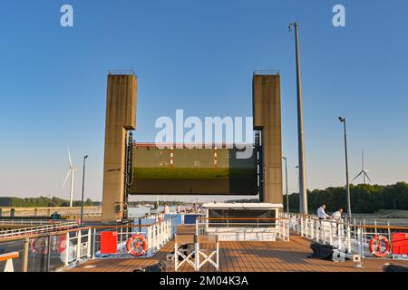 Rilland, pays-Bas - août 2022 : bateau de croisière sur la rivière passant sous la lourde porte en acier d'une grande écluse de canal Banque D'Images