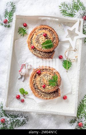 Levure de cannelle maison et chaude comme dessert de noël. En-cas de Noël. Banque D'Images