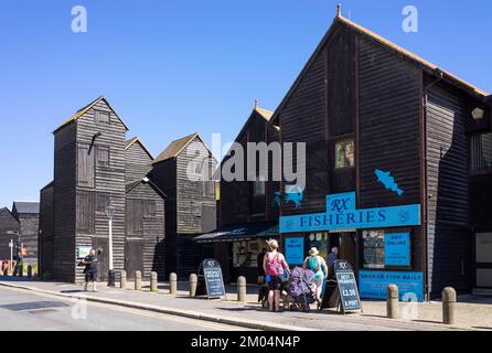 Hastings Old Town Fisheries on the Stade avec des huttes traditionnelles en filet peint noir Hasting's Net Shops Hastings East Sussex Angleterre GB Europe Banque D'Images